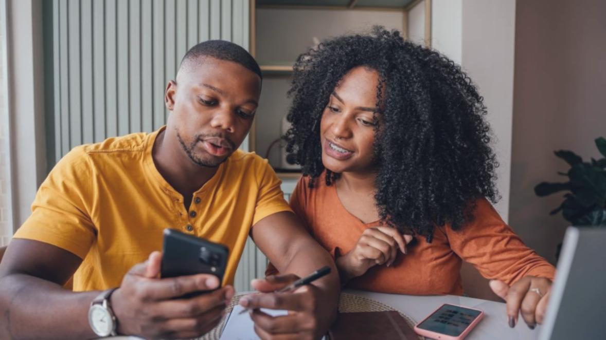 Equipo de Elyndrixis en sesión de orientación espiritual