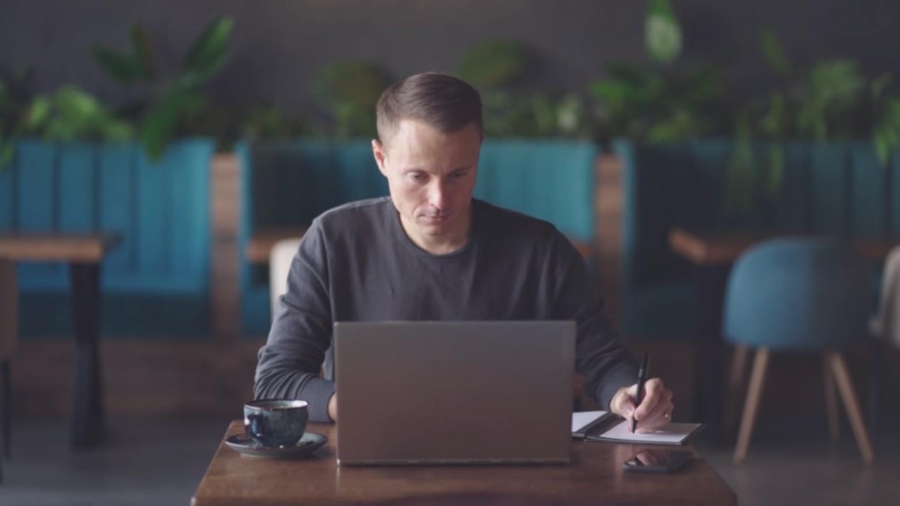 Estudiante trabajando con material multimedia del programa